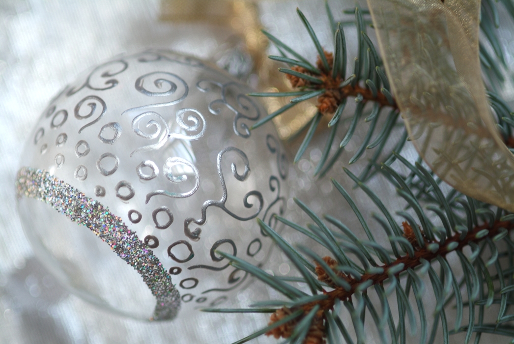 Christmas Ornaments: Glass Ball with Pine Branch