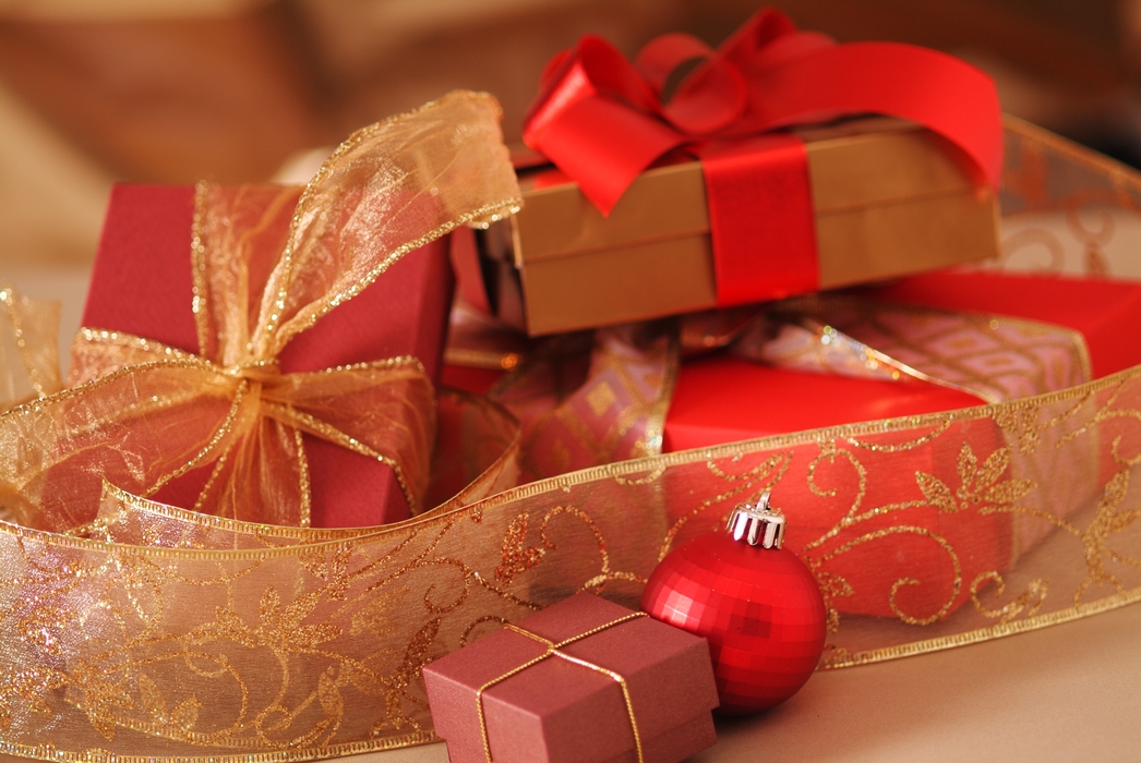 Christmas Ornaments: Gold Ribbon and Gifts