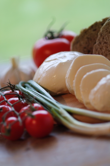 Bocconcini Cheese, Tomatoes, Onions, Bread & Garlic