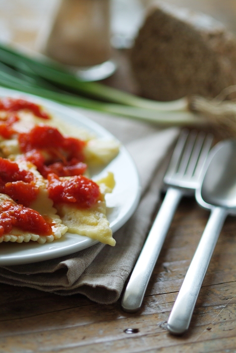 Ravioli Entrée with Tomato Sauce, Bread and Onions