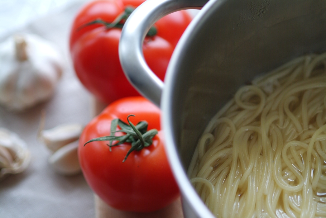 Fresh Pasta with Tomato and Garlic