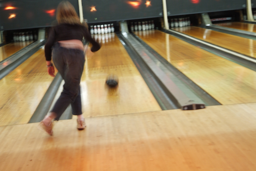 Bowling: Girl Bowling