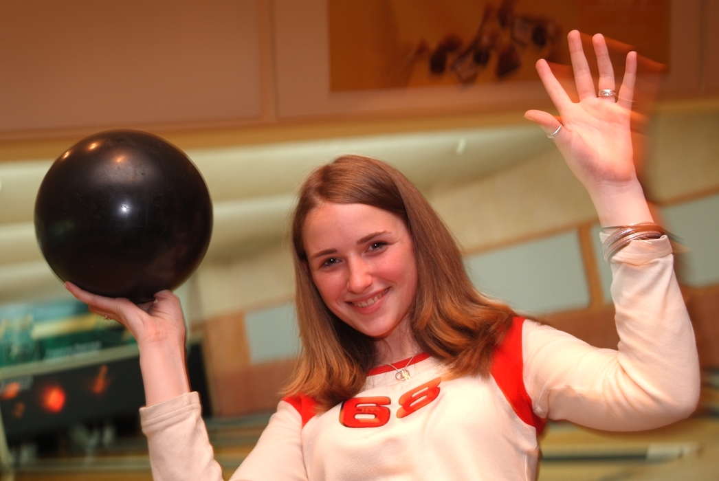 Bowling: Girl Bowling