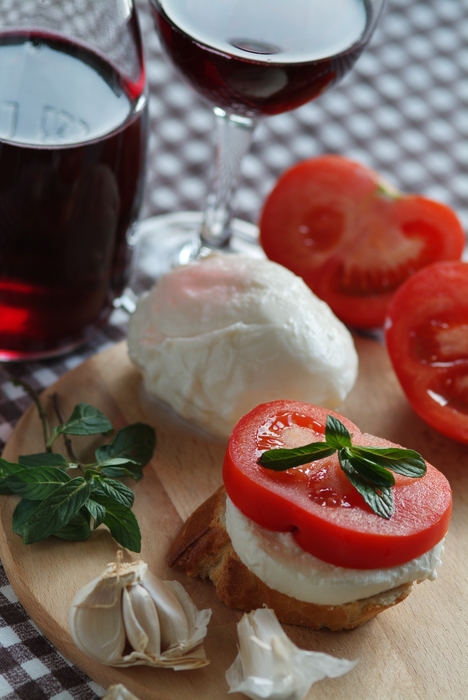 Tomato and Bocconcini Cheese with Wine